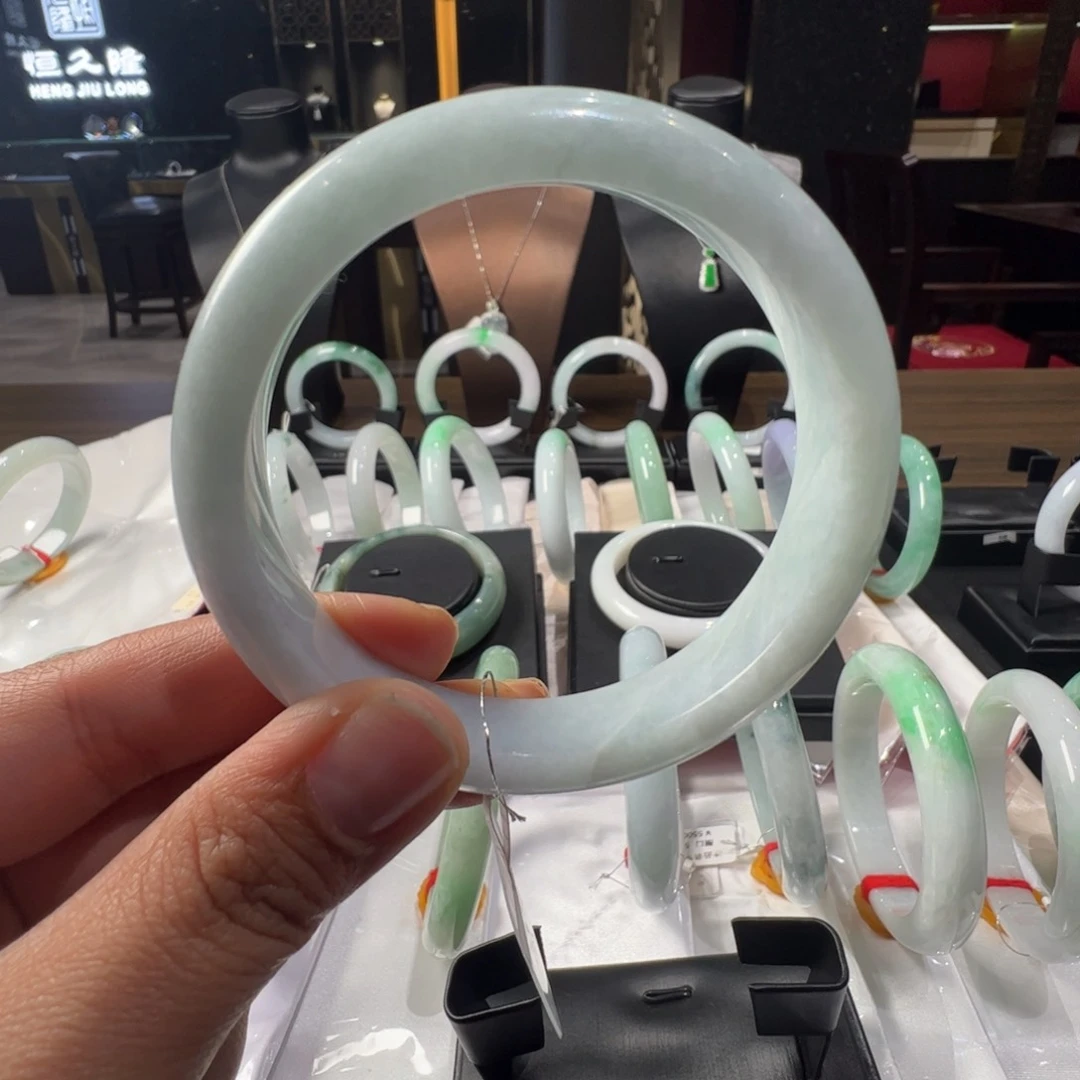 翡翠手镯未镶嵌蓝底