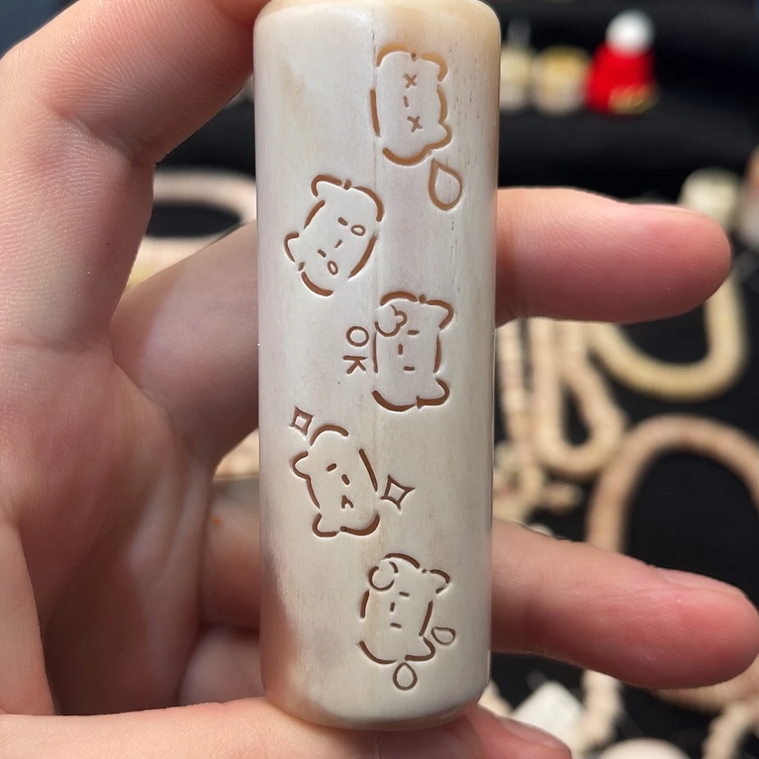 精品驼骨雕刻手把件