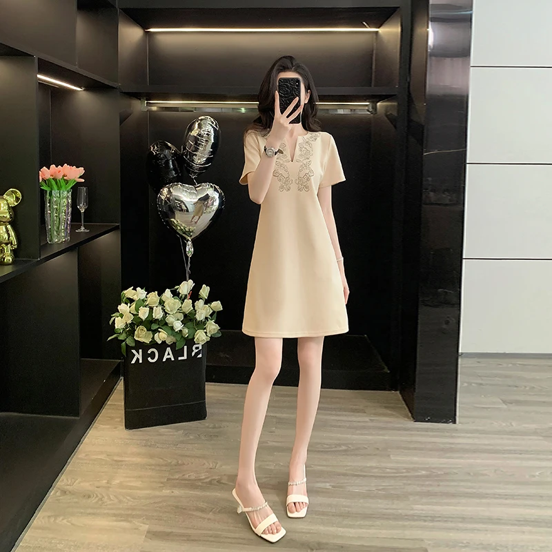 2025夏新款时尚高端法式连衣裙女姐系贵感收腰显瘦气质小v领裙子