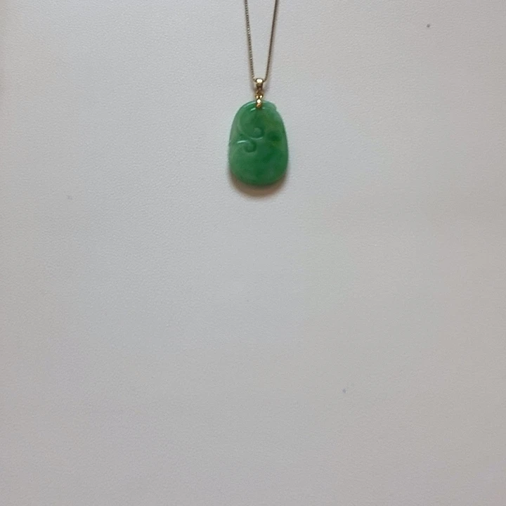 翡翠18K金镶嵌颈饰简单