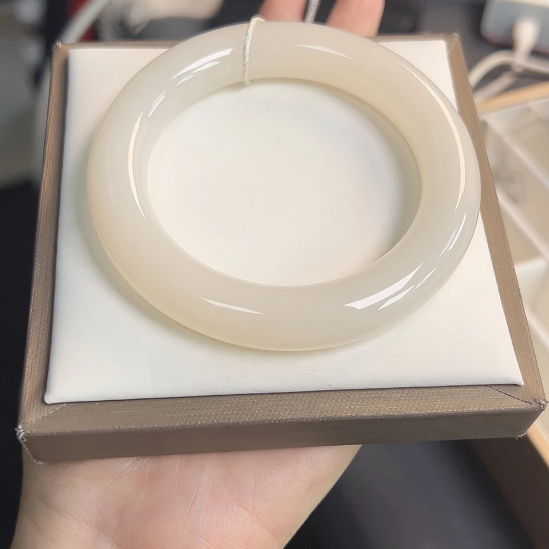 和田玉未镶嵌手镯粉白，油润，胖圆款