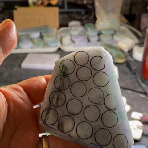 翡翠未镶嵌颈饰明料一个，