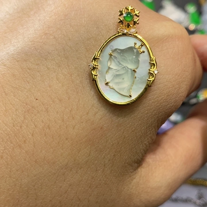 翡翠18K金镶嵌颈饰翡翠