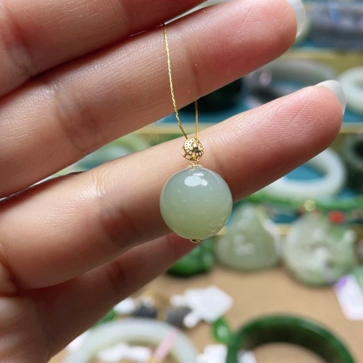 和田玉吊坠18K金镶嵌