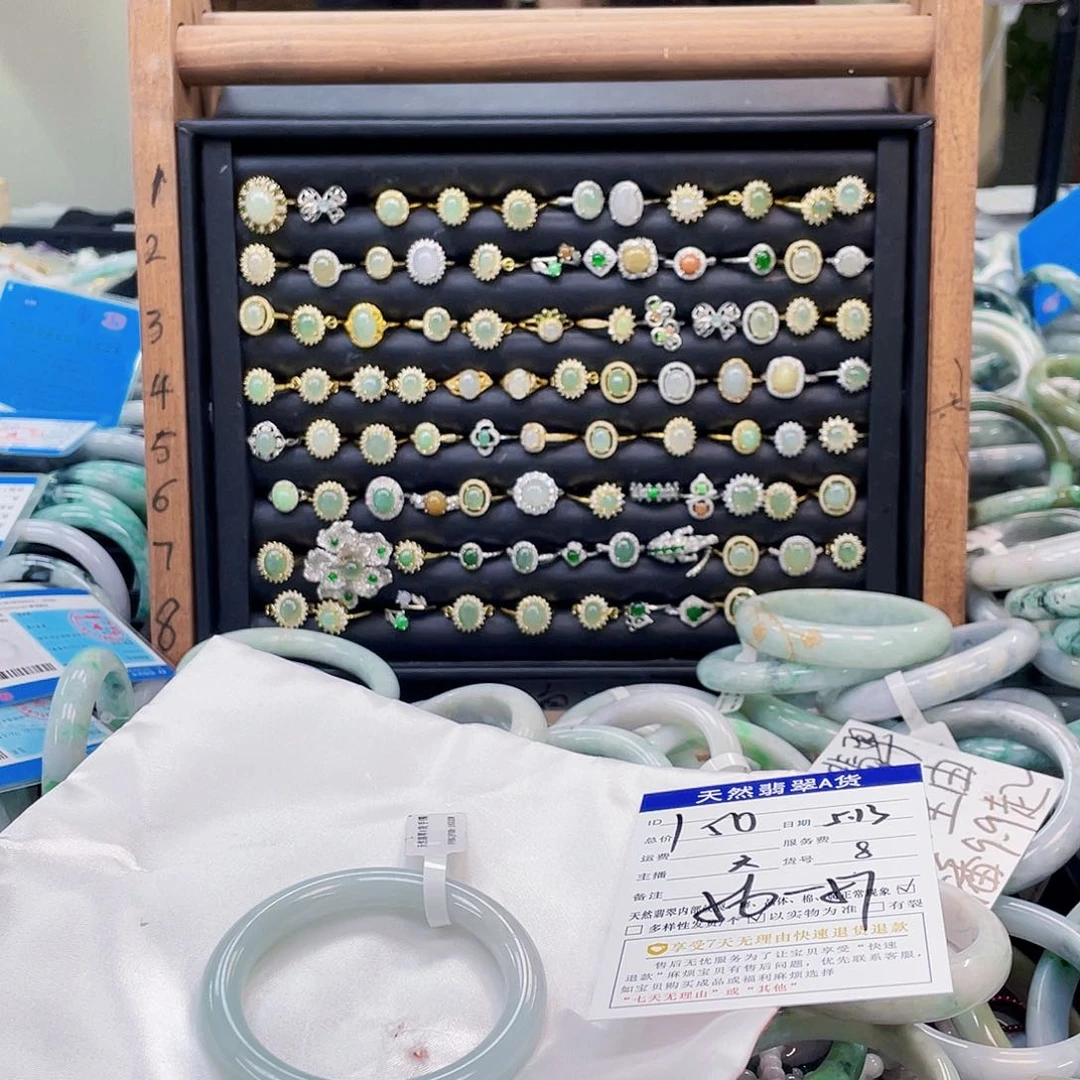 翡翠手镯未镶嵌天然翡翠8