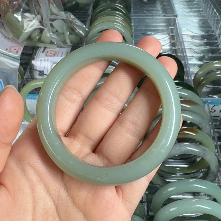 玲****和田玉（糖玉）未镶嵌手镯