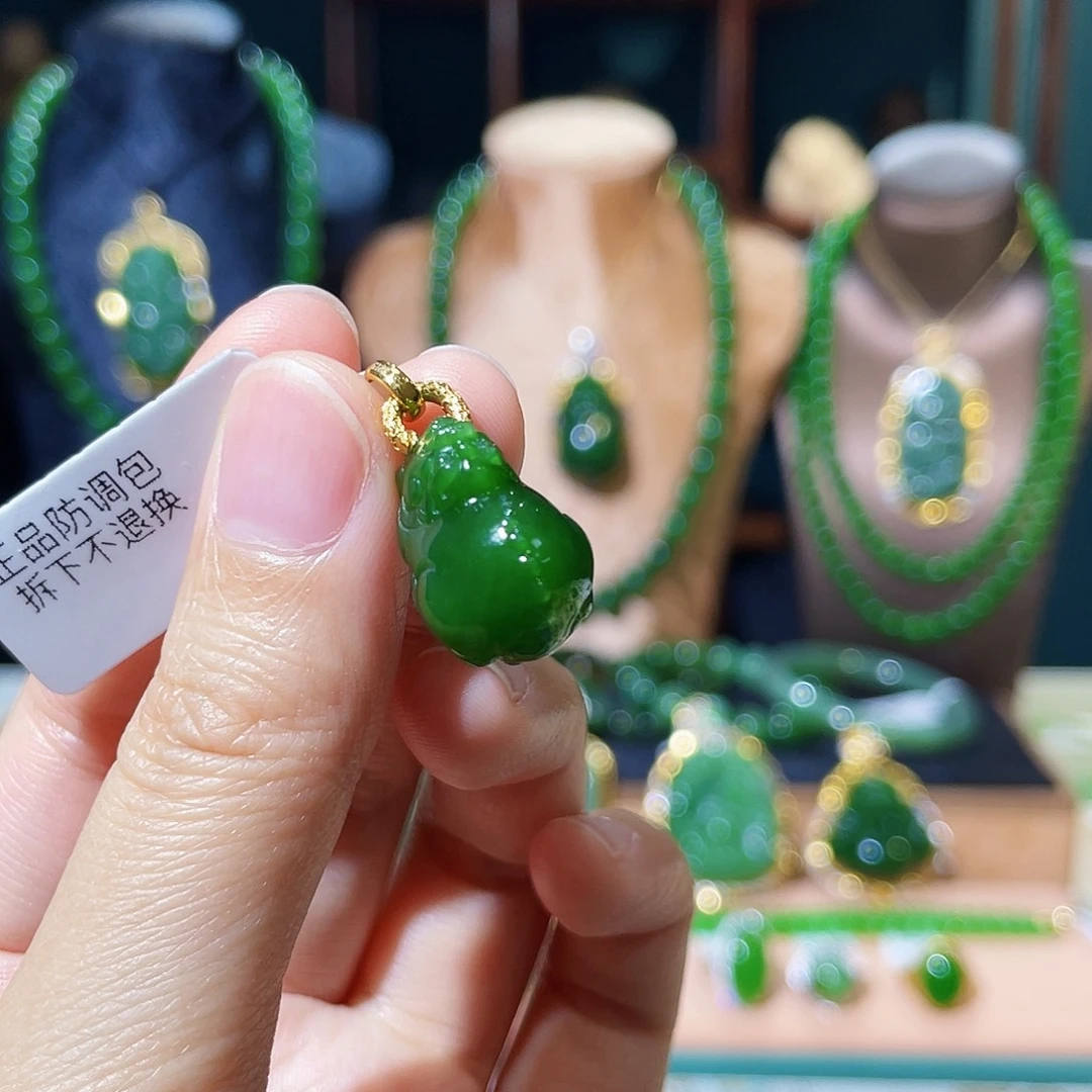 叮***噹吊坠(不含链)18K金镶嵌和田玉（碧玉）