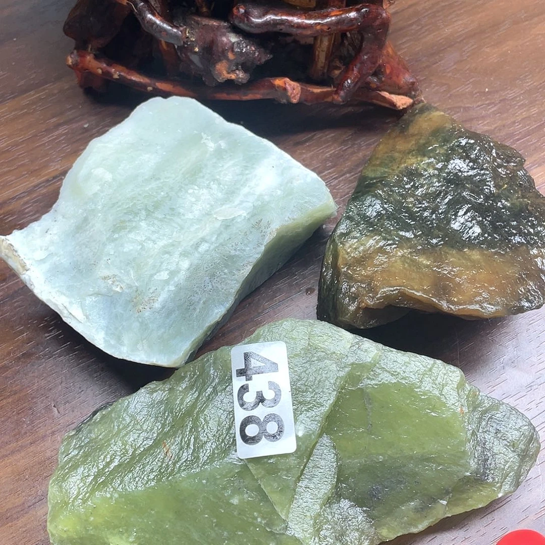 顺***进蛇纹石玉未镶嵌原石