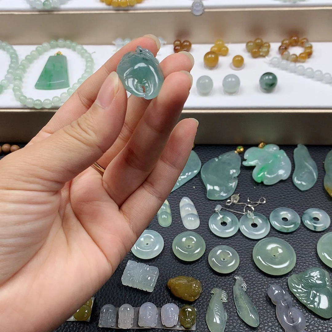 翡翠未镶嵌颈饰蟹钳