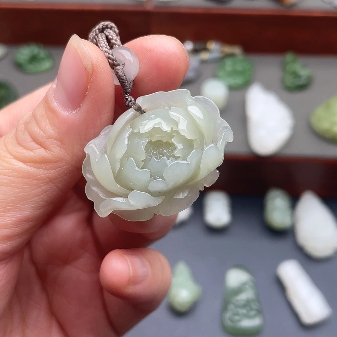 和田玉未镶嵌颈饰牡丹花吊坠