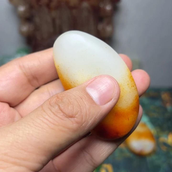 黄色瓷观音型吊坠