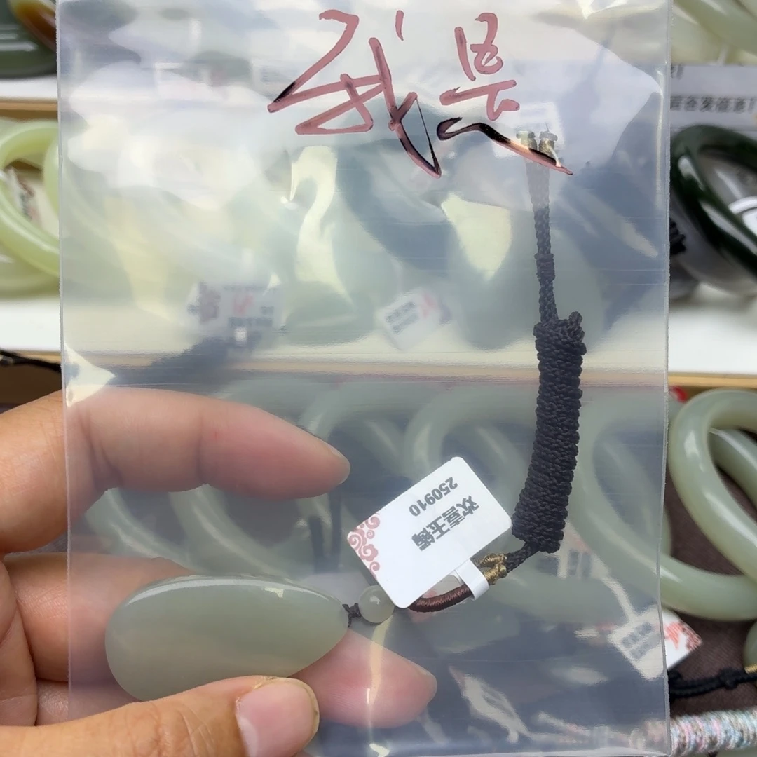我***卡颈饰未镶嵌和田玉