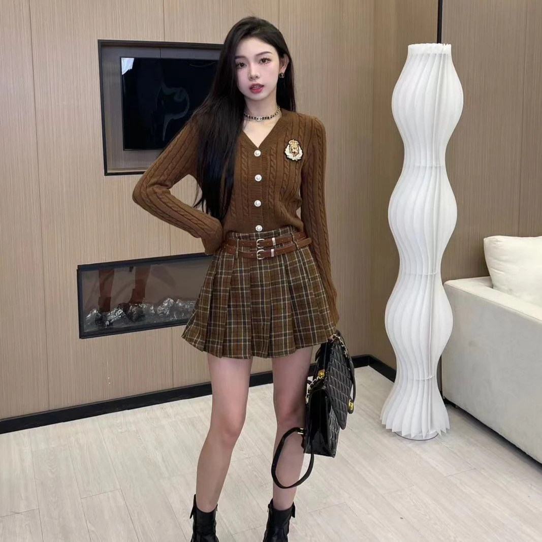 【时尚芭莎】秋冬减龄学院风刺绣V领单排扣长袖女针织衫保暖