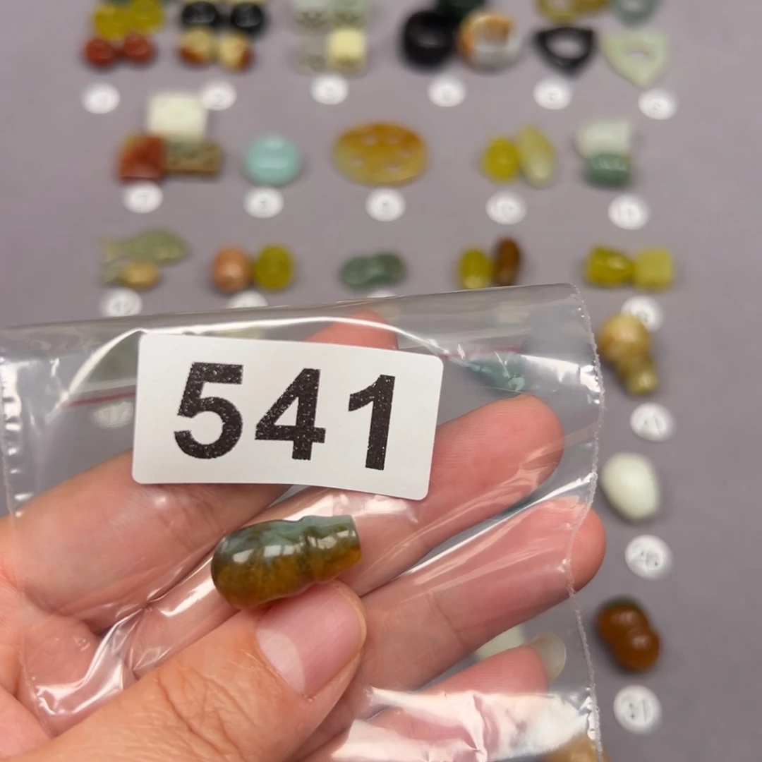 未镶嵌蛇纹石玉颈饰w****?