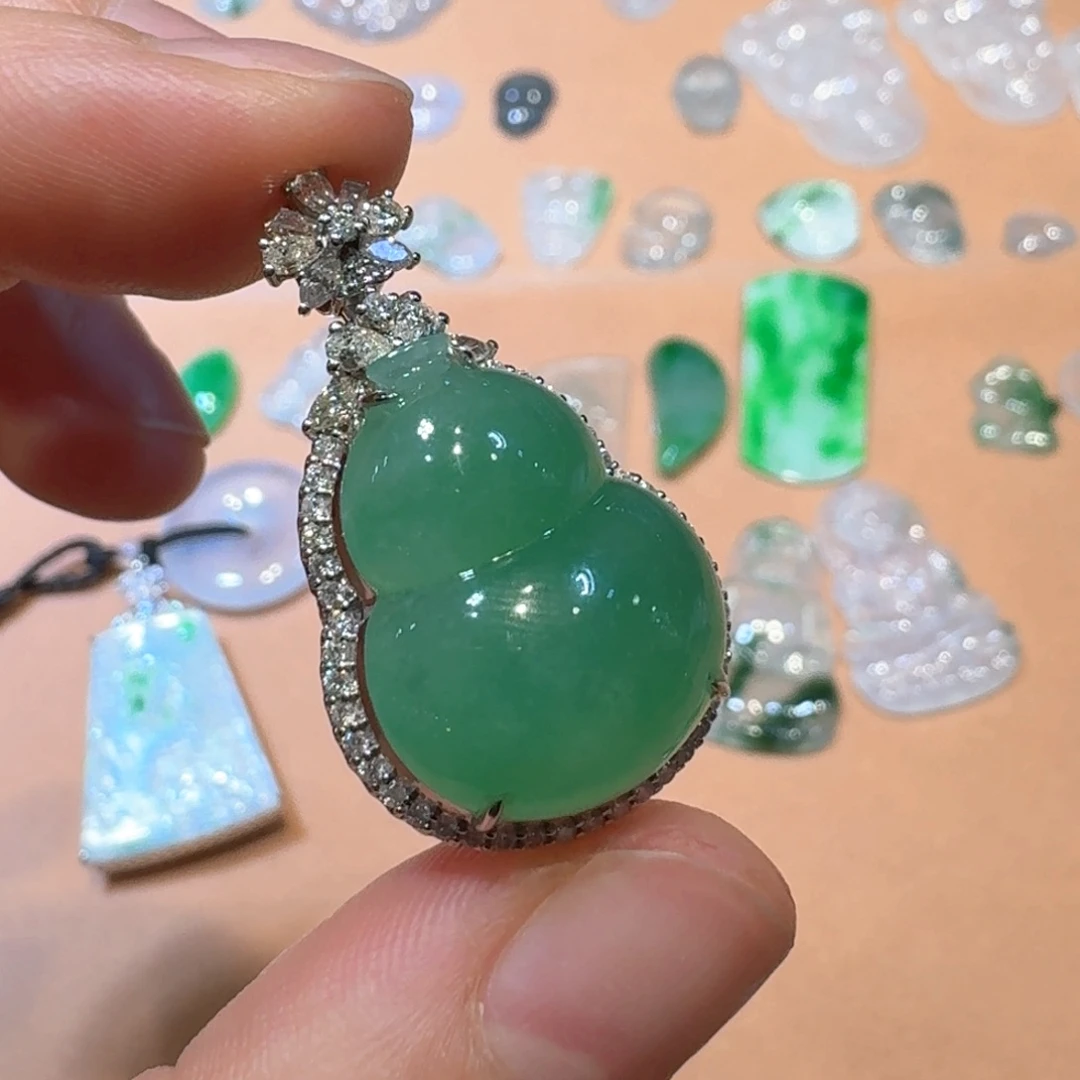 翡翠18K金镶嵌颈饰葫芦