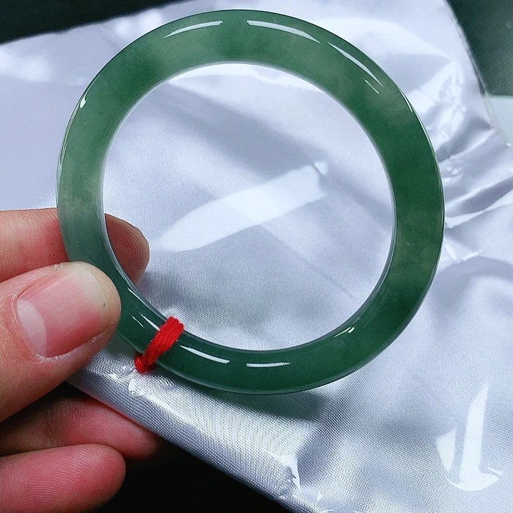 翡翠手镯未镶嵌翡翠手镯未镶嵌