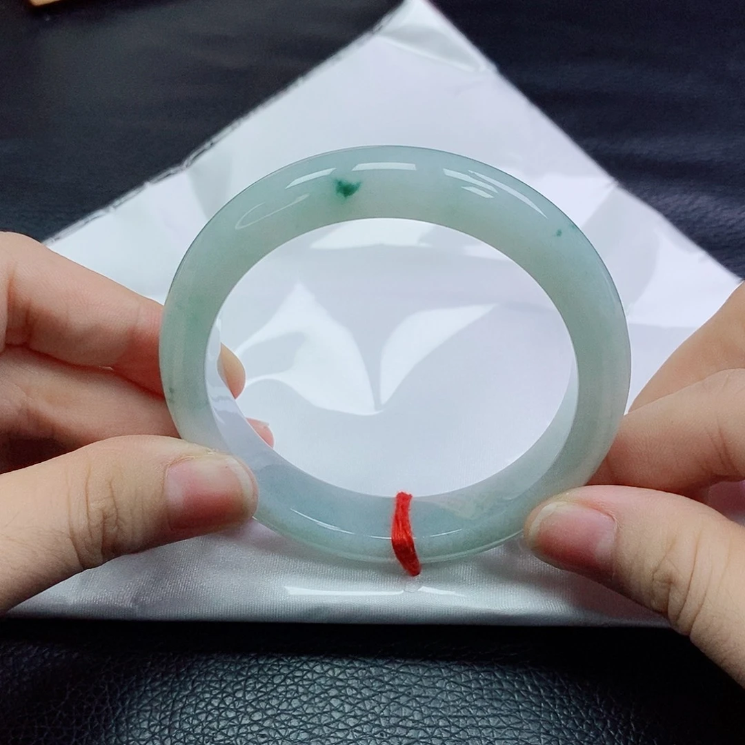 翡翠手镯未镶嵌正装飘花