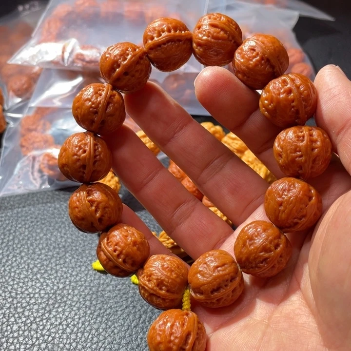 文玩核桃手串送新年礼物