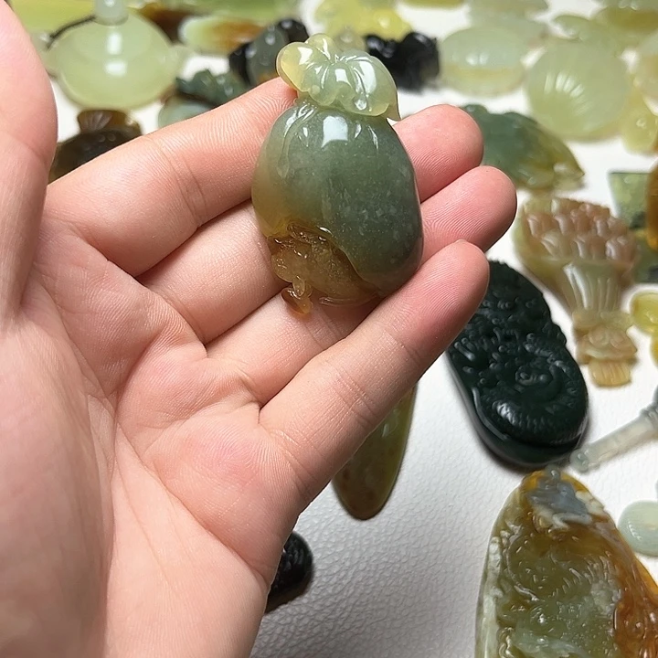 蛇纹石玉未镶嵌颈饰