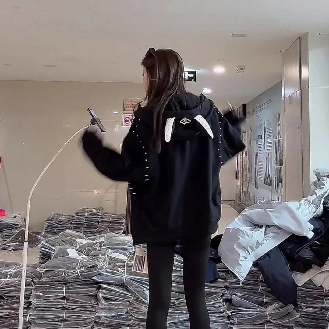 【柒汐】推荐设计感恶魔角铆钉连帽外套9549