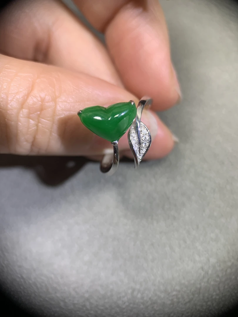 18k钻石辣绿爱心翡翠叶子