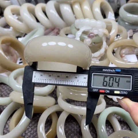 石英质玉手镯未镶嵌