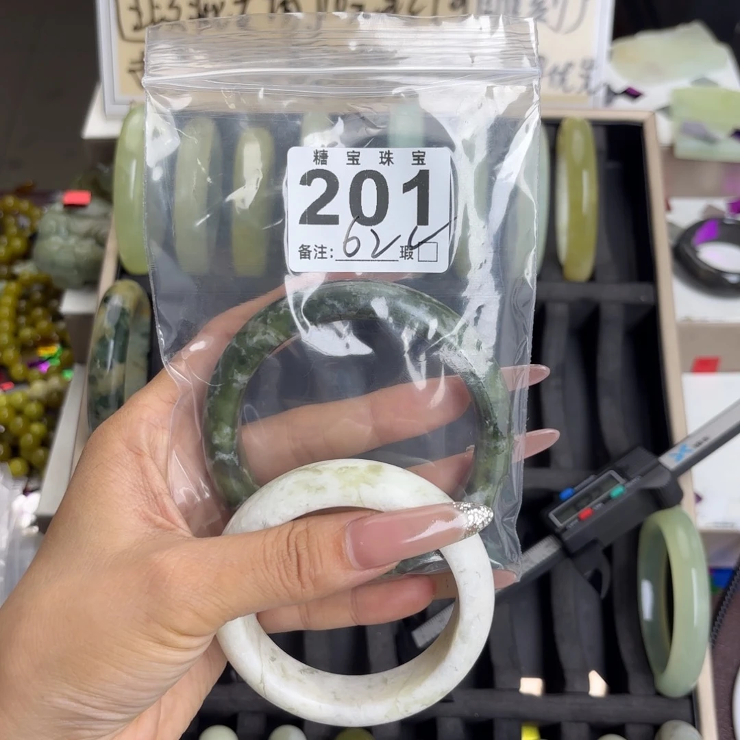 未镶嵌蛇纹石玉手镯憨***猪