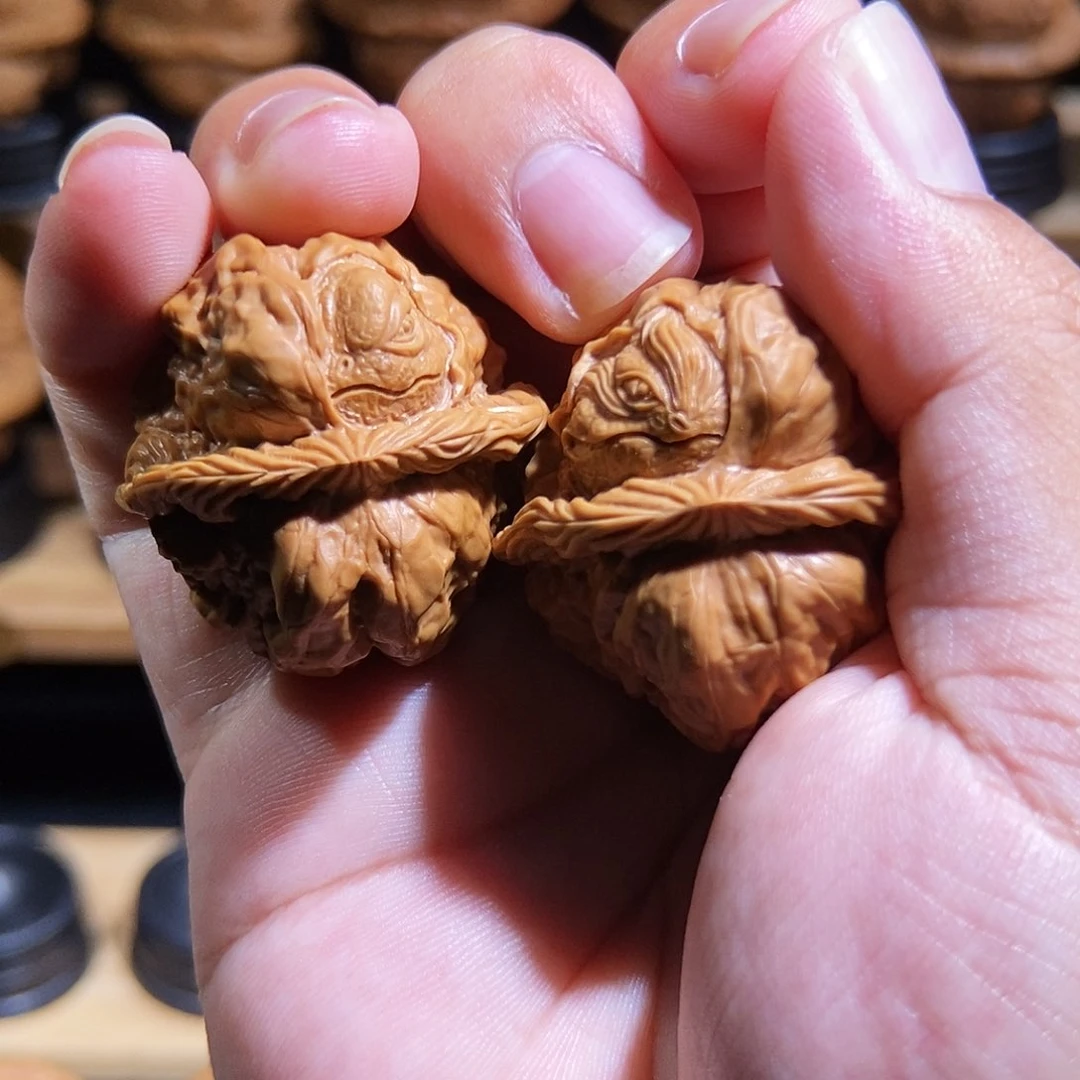 核桃把件开窗金蟾