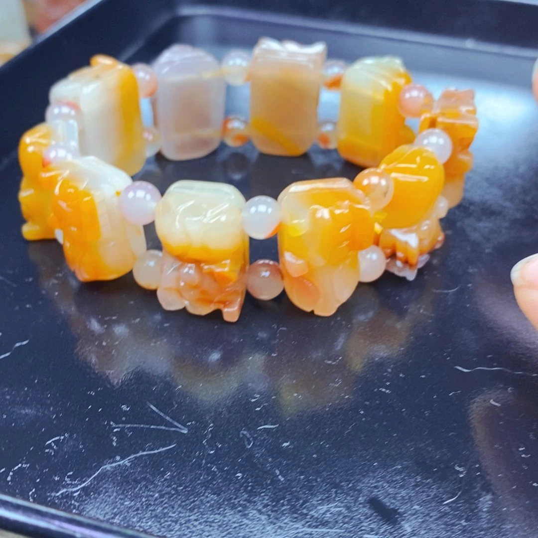 石英质玉（黄龙玉）未镶嵌颈饰