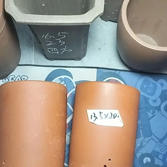 红泥大笔筒两个花盆