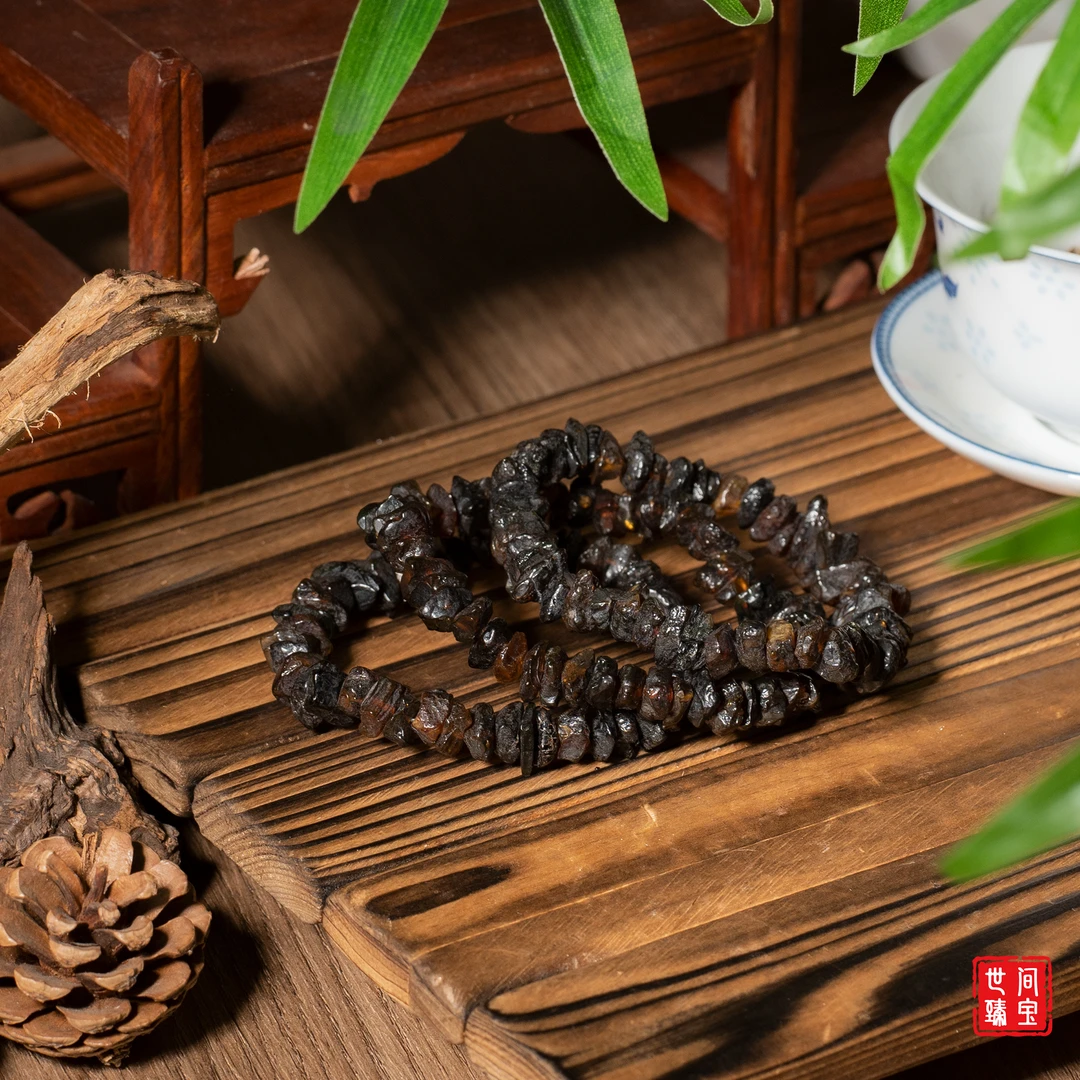 世间臻宝-抚顺琥珀翳珀碎碎石手串/多样性发/发一条/P2426