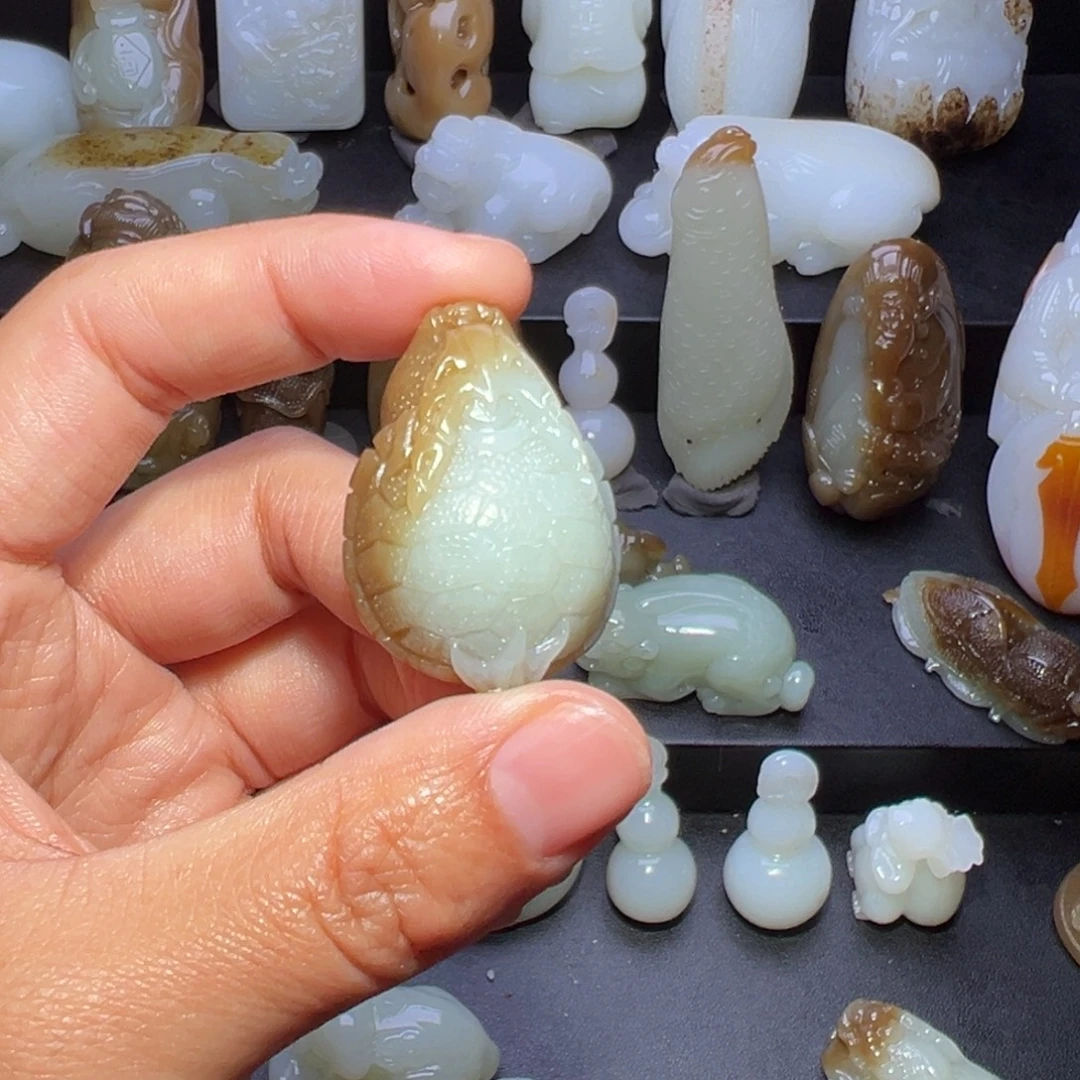 用***4和田玉（糖玉）未镶嵌颈饰