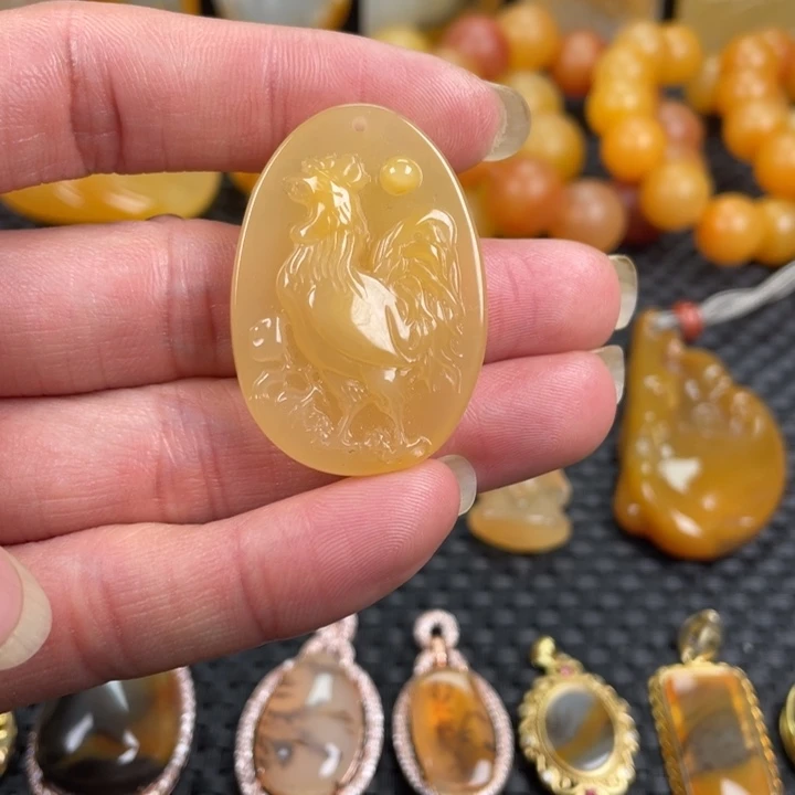 石英质玉（黄龙玉）未镶嵌颈饰