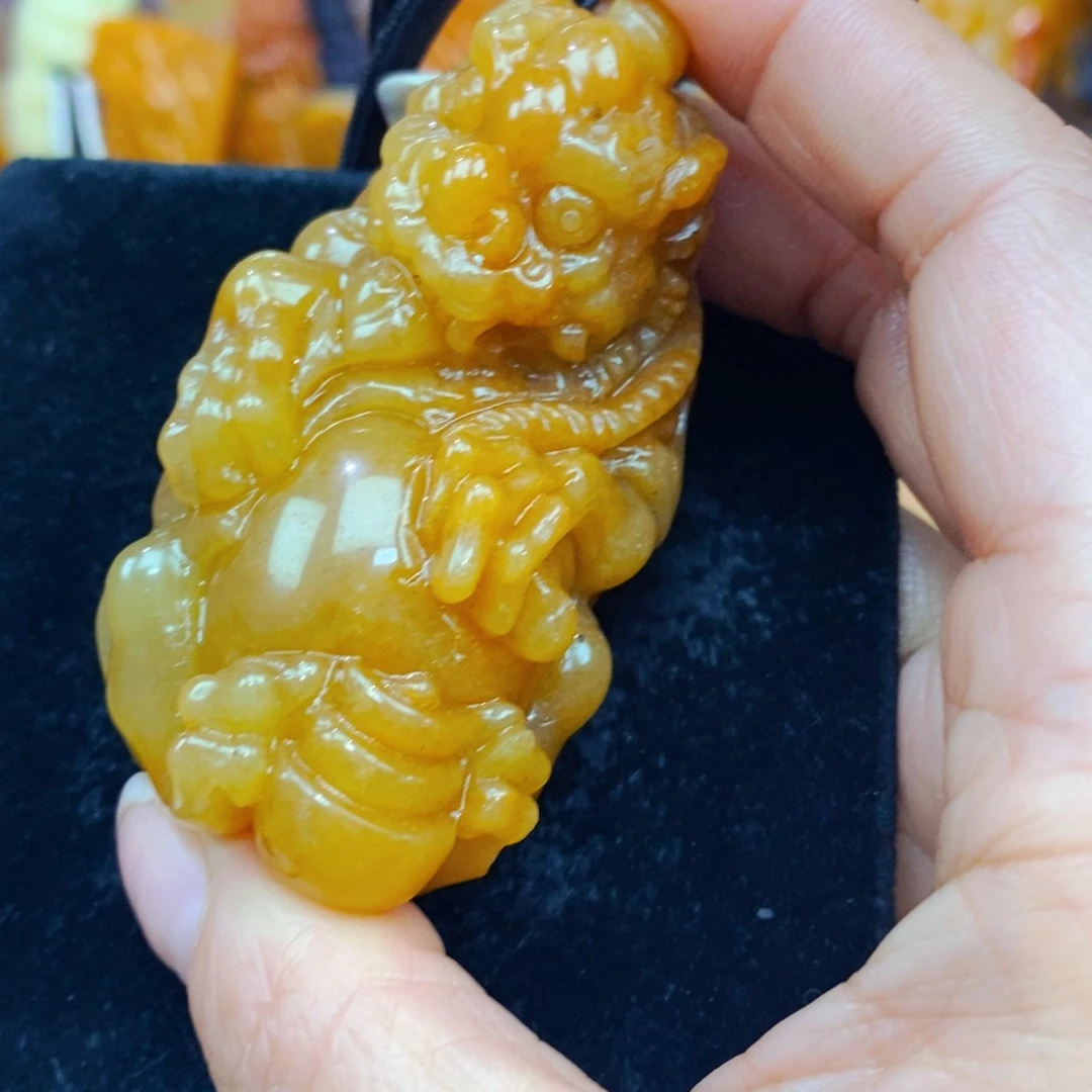 未镶嵌石英质玉（黄龙玉）颈饰