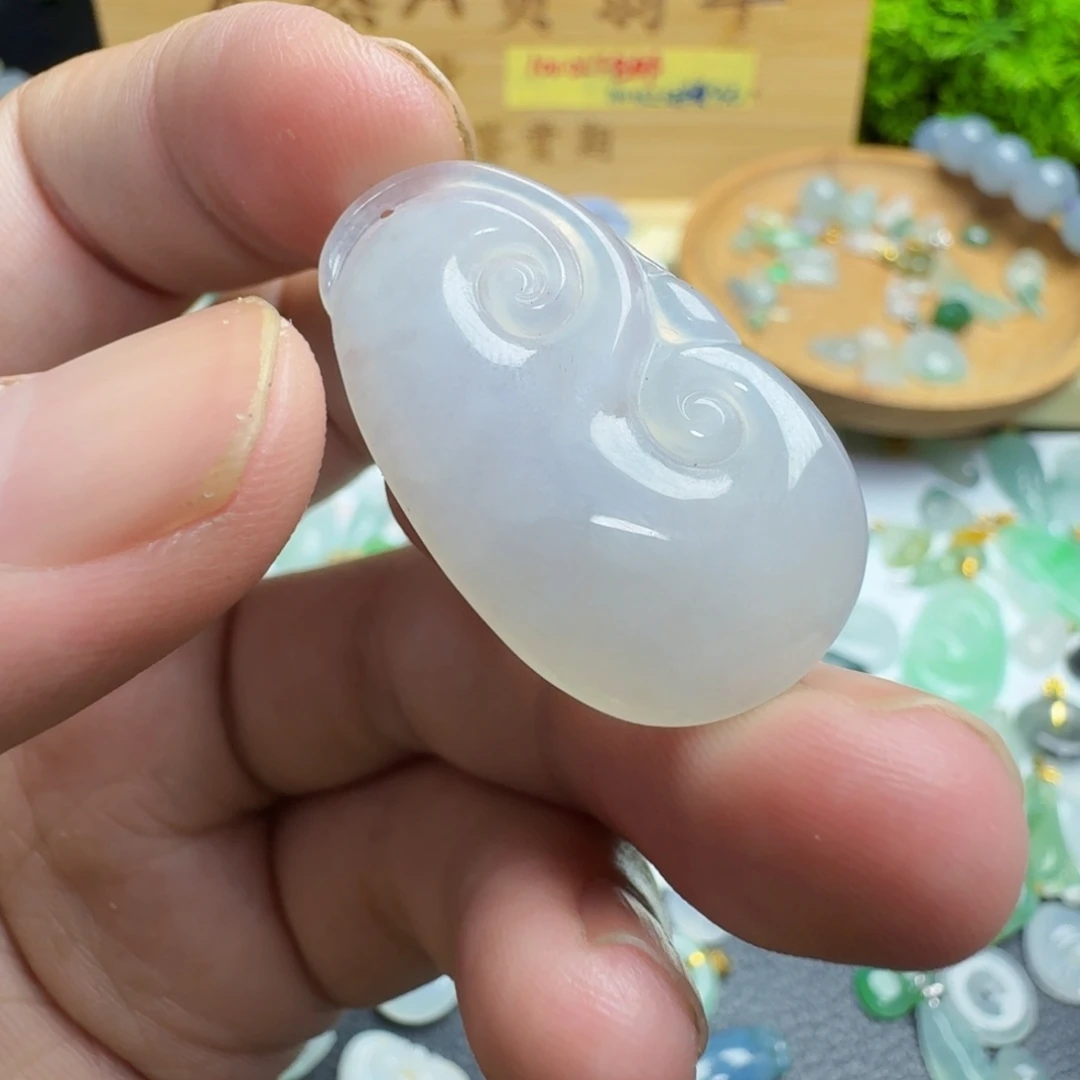 翡翠未镶嵌颈饰如意