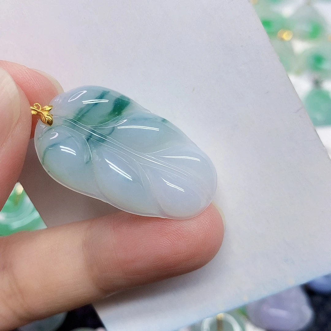 翡翠18K金镶嵌颈饰叶子