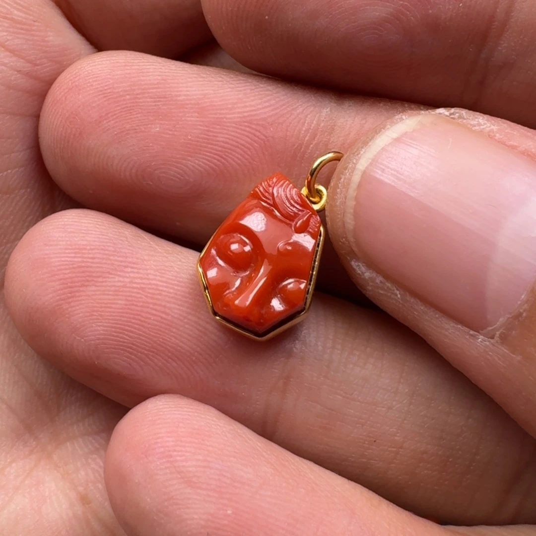 南红玛瑙玫瑰锦雕刻残面侧挂18K金镶嵌