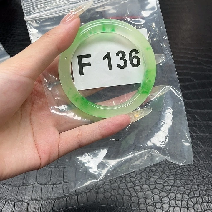 翡翠手镯未镶嵌默认微瑕