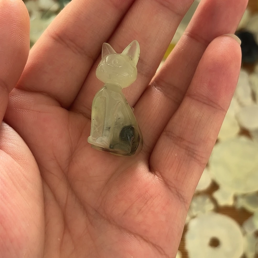 小***包蛇纹石玉未镶嵌颈饰