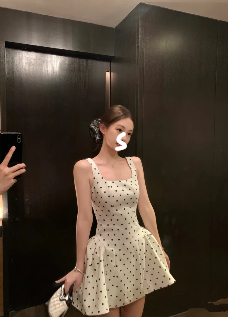 Luna【miu系少女】虞书欣Jennie同款法式辣妹波点高腰吊带连衣裙