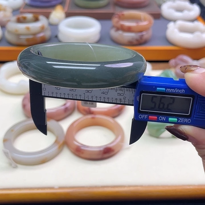 未镶嵌石英岩玉珠宝奇石