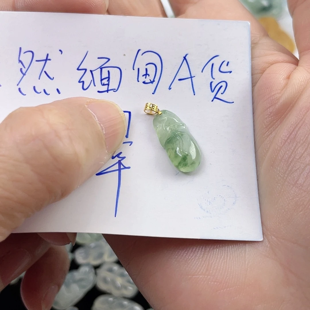 翡翠颈饰未镶嵌莺**声冰钱袋子