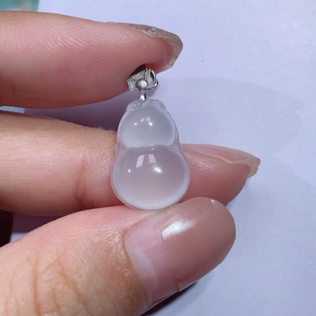 翡翠18K金镶嵌颈饰葫芦