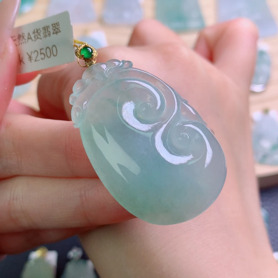 翡翠18K金镶嵌颈饰吊坠