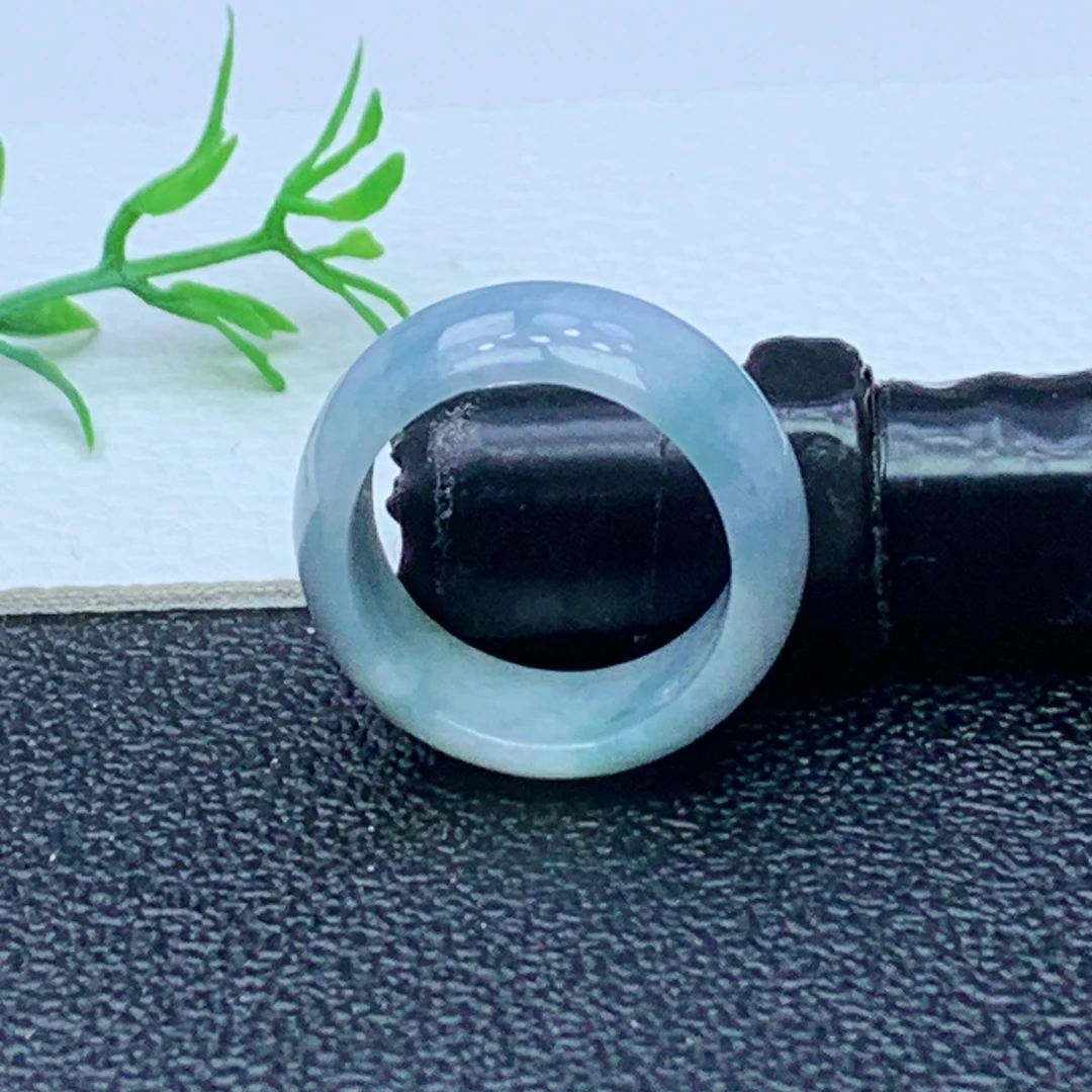 缅甸天然A货翡翠  春带彩素面轮胎戒指 有微纹 内径17mm 编号1273