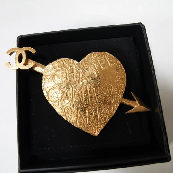 Chanel 金色爱心穿箭胸针