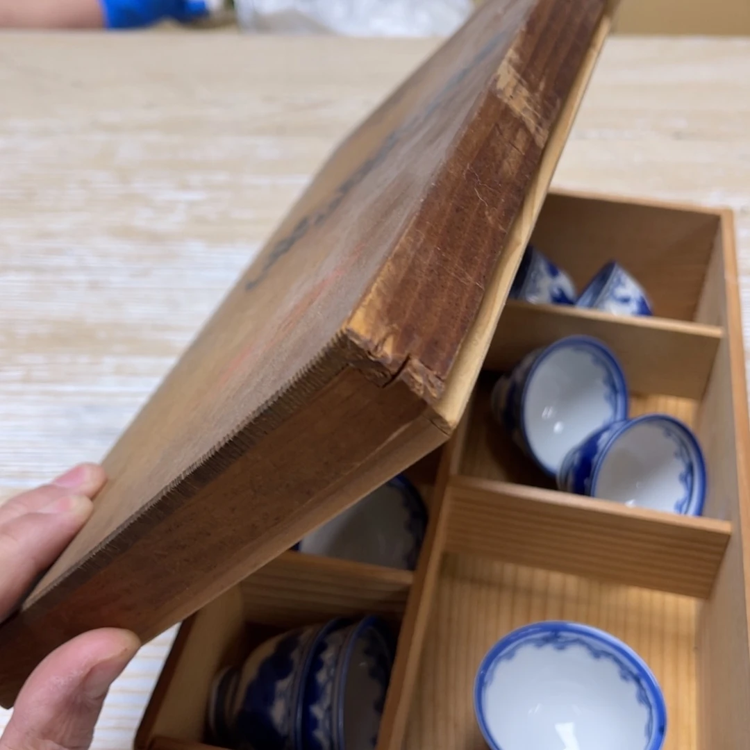 瓷片用****2密密麻麻地排列着一个