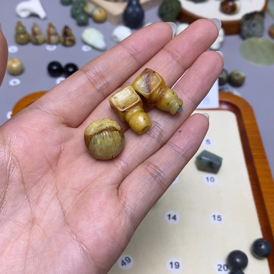 蛇纹石玉配饰合金中*哥