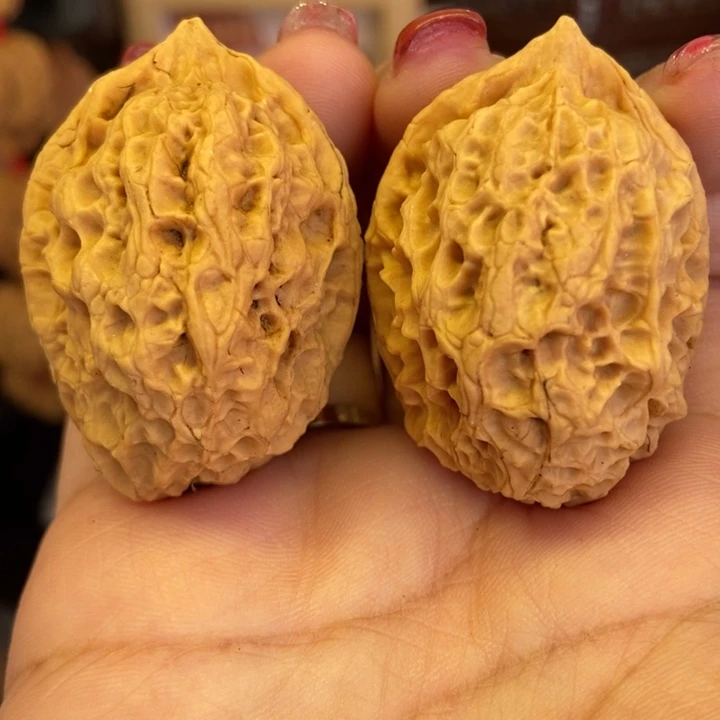 文玩核桃吊坠绣花鞋
