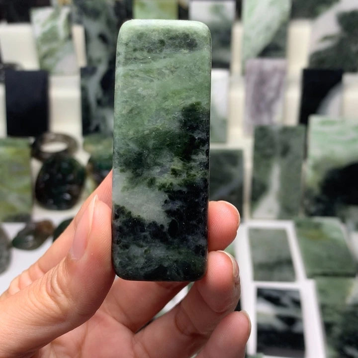 独山玉颈饰未镶嵌